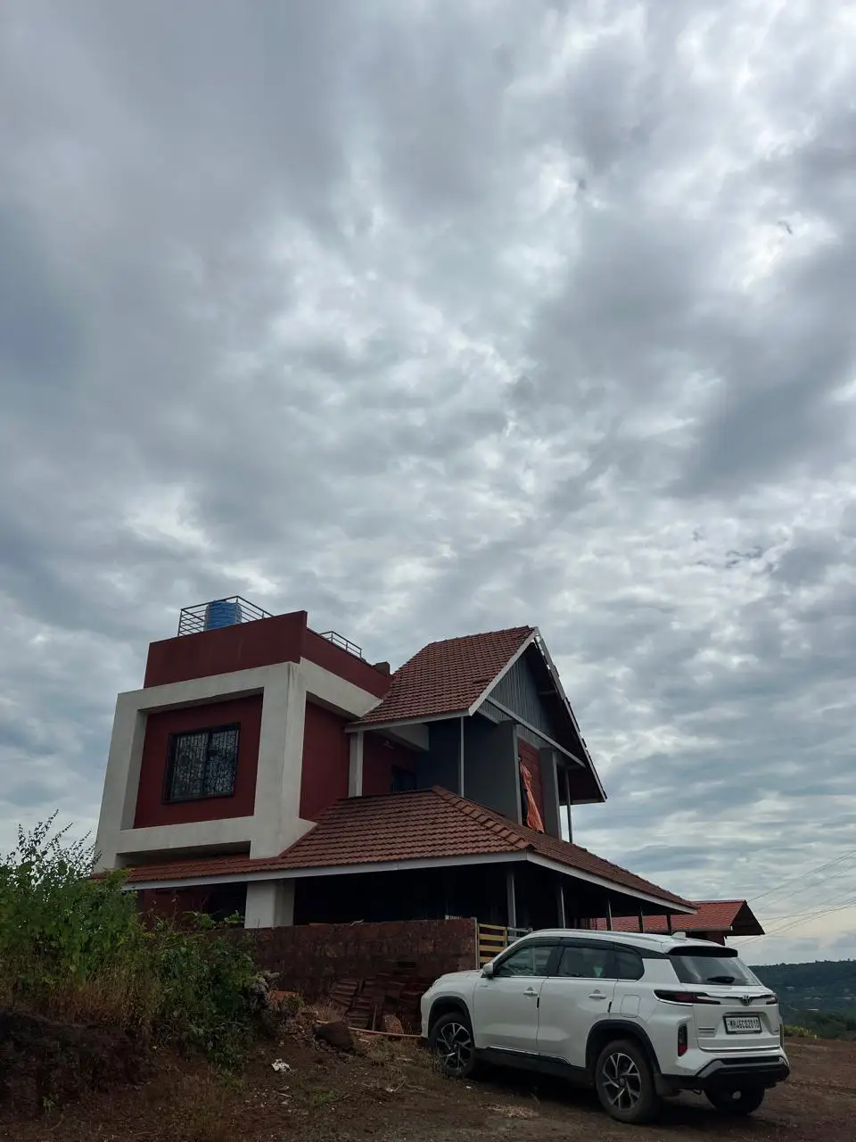 Terrace-top infinity swimming pool with sea view at the Dapoli villa