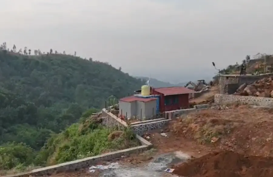 Farmhouse in Pen with valley view and stone wall compound